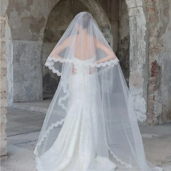 Peter Langner White Lace Bridal Veil - Picture 2 of 4